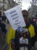 Teilnehmerin mit Plakat, Schlossplatz, Stuttgart, 4. April 2026, Foto: Sergej Perelman